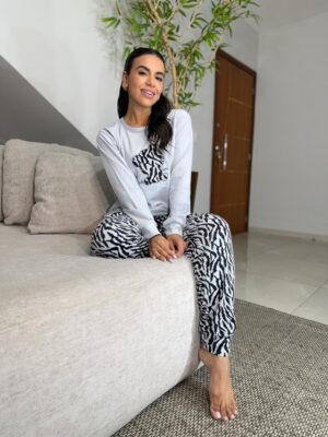 Pijama em plush animal print cinza