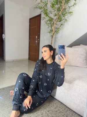Pijama em plush corações preto