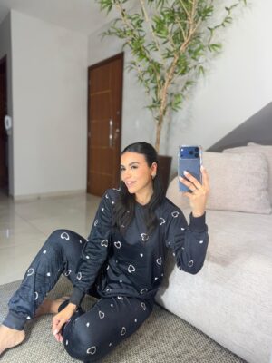 Pijama em plush corações preto